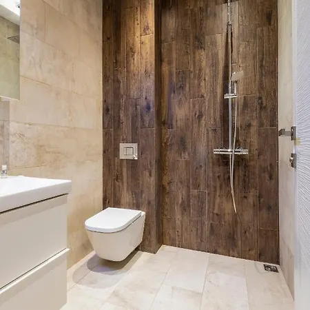 Beautiful 1bd Flat With A Parking Spot In The Centre *