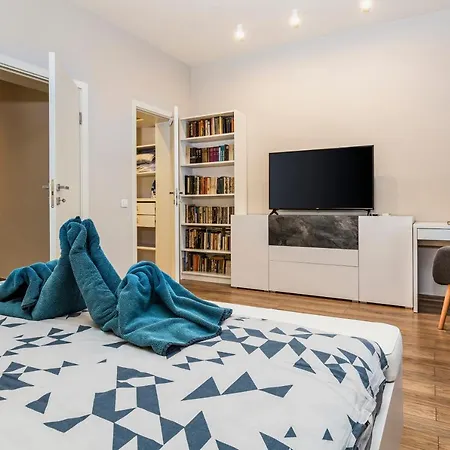 Beautiful 1bd Flat With A Parking Spot In The Centre Апартамент *